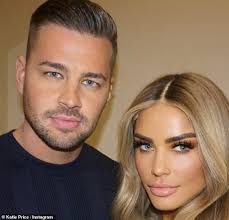 Mai 1978 in brighton) ist ein britisches model, sängerin und unternehmerin.zu beginn ihrer karriere wurde sie unter dem künstlernamen jordan bekannt, den sie nicht mehr verwendet. Katie Price And Her Fiance Carl Woods Jet Off To Portugal On Second Holiday This Month Daily Mail Online