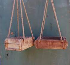 holzkiste altholz lehmziegel zum aufhangenholzkiste aus altholz mit metallbeschlagen zum aufhangen ehemals zur herstellung von l altholz holzkisten lehmziegel