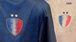 L'item maillot equipe de bronze neuve issue sous pour bois argent chevalière france pièce vintage massif nouveau bnwt player maillot grand napoléon equipe stock renault. Equipe De France Des Chanceux Ont Deja Pu Acheter Les Premiers Maillots Deux Etoiles Des Bleus Lci