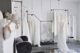 Die schönsten brautkleider und hochzeitsanzüge von unseren ausgewählten hochzeitsmode designern stehen für dich zur anprobe bereit und warten darauf von dir entdeckt zu werden. Neue Brautkleider Liebe In Sudbaden Lacely Brautmode