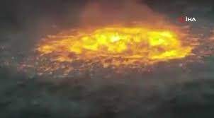 Meksika'da devlet petrol şirketine ait denizin 78 metre derinliğindeki bir sualtı boru hattında sabahın erken saatlerinde meydana gelen patlama nedeniyle yangın çıktı. Let4raassrmb M