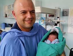 Esta eternidad llamada Joaquín No sé cómo hará Joaquín para vivir sin mí.  Pero yo no puedo vivir sin él. Ni puedo dormir. Ni puedo andar como antes  Los paisajes. Los caminos.