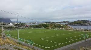 The henningsvær idrettslag stadion in the small fishing village of henningsvær, located on two small el henningsvær idrettslag stadion en el pequeño pueblo pesquero de henningsvær. Henningsvaer Stadion Stadion In Henningsvaer