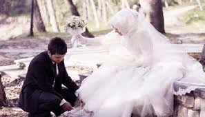 Akad nikah (dari bahasa arab 'aqd = عقد) atau ijab qabul merupakan ikrar pernikahan. Pinjam Baju Pengantin Ini Dia Hukumnya Islampos