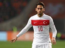 Hakan calhanoglu (türkei) versucht es mit dem linken fuß aus der distanz, der schuss wird aber rechts unten gehalten. Freundschaft News Calhanoglu Verhindert Blamage