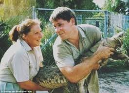 Terri irwin, robert irwin, bindi irwin and steve's father bob irwin attend 'steve irwin memorial day at australia zoo in 2007 where a statute was unveiled credit: Bindi Irwin And Clan Mark Steve S Memory On What Would Have Been His 54th Birthday Daily Mail Online
