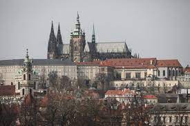 Pražský hrad je hrad nacházející se v pražské čtvrti hradčany, jedná se o tradiční sídlo českých panovníků, od roku 1918 prezidenta republiky. Prazsky Hrad Otevira Zahrady A Rusi Bezpecnostni Kontroly Nadvori Zustanou Uzavrena Aktualne Cz