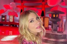 Την τέλεια λύση βρήκε η σμαράγδα καρύδη για τη βαφή των μαλλιών στο σπίτι Smaragda Karydh Telos To Makry Malli H Allagh Poy Ekane Sto Look Ths People Amp Style Eidhseis