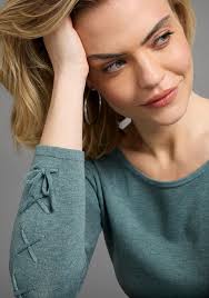 Damen-Bekleidung von Laura Scott in Blau