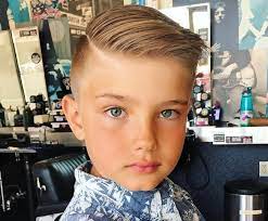 Langes deckhaar kürzere seitendie ponypartie wird auf einer seite bis zum ohrläppchen lang gelassen und voluminös zur seite gestylt. Cool In Der Schule 23 Moderne Jungs Frisuren Im Trend Frisurentrends Zenideen