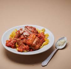 Tagliamo a fettine la cipolla e mettiamola ad appassire in un tegame con un filo d'olio evo ed un rametto di rosmarino. Sugo Di Maiale Rezept Fur Sizilianisches Schweine Ragu Welt