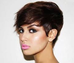 Coupe de cheveux court femme mûre de plus de 50 ans. Cheveux Courts 10 Modeles Coupes Courtes Tendance 2019
