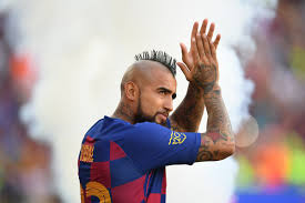 El jugador chileno, arturo vidal, mira desde el banco durante un partido de la liga española esta el 7 de octubre el f.c. Official Arturo Vidal Leaves Barcelona For Inter Barca Blaugranes