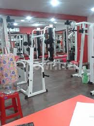 This fitness studio is super accessible as it's in anna nagar and finished with wooden floors and all whether you want to engage in strengths training or lose weight, you'll find that hi5 is suited to all. Hi 5 Fitness Studio Anna Nagar Chennai Gym Membership Fees Timings Reviews Amenities Growfitter