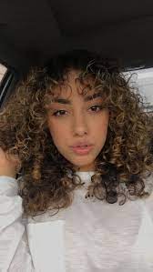3a 3b Curly Hair Highlights Curly Bangs Curls Medium Length Shoulder Length Curly Hair Styles Dyed Curly Hair Shoulder Length Curly Hair