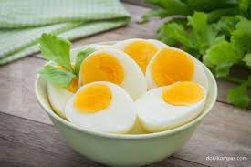 Tapi banyak orang takut makan telur rebus karena kolesterol yang terkandung dalam kuning telur. Makan Telur Setiap Hari Amankah Untuk Kesehatan