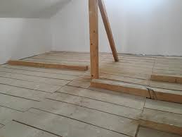 This 67 square meters apartment located in the attic of the building seems welcoming even thought the ceiling is very low on some places. Amenajare Pod Mansarda Misiunea Casa