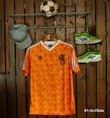 In der ersten liga, die man erste divisie nennt spielen 18 mannschaften um die nationale. Niederlande Heimtrikot Euro 1988