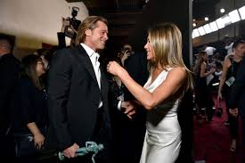 Jennifer aniston was asked about reuniting with brad pitt at the sag awards and her response was adorable ben henry · jan. Jennifer Aniston Und Brad Pitt Erstes Foto Ihrer Online Reunion Gala De