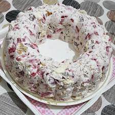 merhabalaarr halleyli pasta 1 paket halley 10 adet 2 paket krem santi cilek muz yada taze meyve kullanm taze meyve tatli yiyecek ve icecek