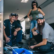 Well, kaufman was working at a small local car shop at the time. Pin Auf Aaron Kaufman