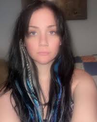 We want 2000s FULL THROTTLE without the bleach, damage, and commitment…  Some extensions, tinsel, and feathers later, we are THERE baby 🤩🤩 #y2k  #glam #hairextensions #chunkyhighlights #althair #alt #2000s #y2khair  #mcbling #emohair #