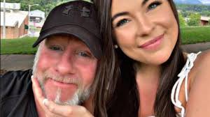 Pasangan Ini Punya Selisih Umur Hampir 3 Dekade, Lebih Mirip Ayah dan Anak