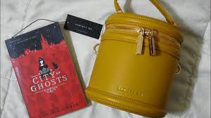 Let's take a look at what's inside siti khadijah's jean mini bag! Unboxing New Bag From Christy Ng Youtube