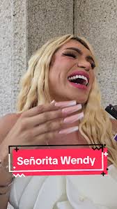 De El patrón para la Patrona @Soy Wendy Guevara El escuadrón Guevara  siempre apoyará a la abeja reina! Feliz cumpleaños Feliz Primer Aniversario  de su Victoria en LCDLF