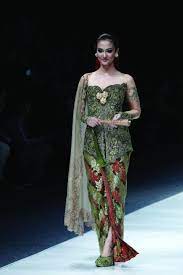 Bahkan model luar negeri pun sangat menggemari kebaya yang di desain oleh anne avantie. By Anne Avantie Batik Fashion Kebaya Model Kebaya
