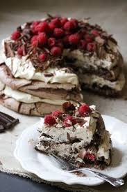 A Rich Chocolate Meringue Layer Cake Chocolate Meringue Layered With Vanilla Bean Whipped Cream Topped With Rasp Desserts Chocolate Meringue Dessert Recipes
