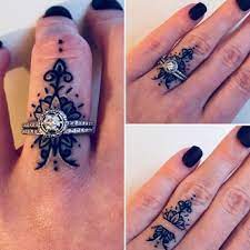 Tattoo Passend Zum Ring Tattoo Fingertattoo Finger Ring Accessoires Ideen Ring Finger Tattoos Finger Tattoos For Couples Wedding Band Tattoo