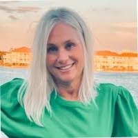 Julie Laird's Instagram, Twitter & Facebook