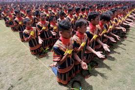 Jika digambarkan pola lantai ini dibagi menjadi dua jenis yaitu garis lurus dan. Pola Lantai Tari Saman Tarian Seribu Tangan Asal Aceh Kumparan Com