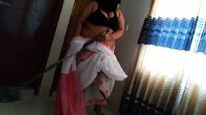 Gujarati aunty ko mast chudai jab ghar mene jhado lagaty hu (indian desi aunty  in saree gets anal fucked by a guy)