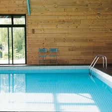Dans une pièce complètement fermée ou dans un local ayant de grandes baies vitrées donnant sur l'extérieur. Piscine Interieure Decouvrez Tous Les Avantages D Une Piscine Chez Soi Marie Claire