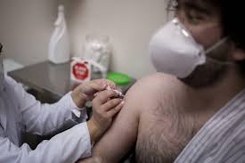 A coronavirus vaccine developed by china's sinovac has been found to be 50.4% effective in brazilian clinical trials, according to the latest results released by researchers. Immunitat Gegen Das Coronavirus Wie Verteilen Und Wer Bekommt Den Impfstoff Zuerst Politik Tagesspiegel