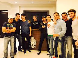 Watch Salman Khan And Mika Singh Sing Baar Baar Din Yeh Aaye For Birthday Boy Sohail Khan Bollywood News Bollywood Hungama Baar baar din yeh aaye birthday song can be sung on the birthday of brother, sister, friends, dearest father, uncle, aunty, sir, teacher, masa, masi, ben, bhai, bhabhi, mama, mami, fai, fuva, didi, dear mother, new. salman khan and mika singh sing baar