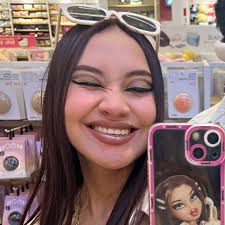 Feliz Halloween ✨🎃 Makeup : @danimora_makeup Fotografia:  @carlos.varela.fotografo Locación : @lavalerianabakeshop Outfit:  @p.sherman_cusco #halloween #gato #Alicia #gatosonriente😻💞 #lila  #halloweenmakeup