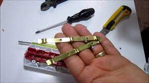 How to connect the plug كيف نقوم بتوصيل فيش كهرباء في المنزل. Uclu Fis Nasil Baglanir Toprakli Youtube