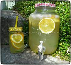 Wir geben dir ein einfaches rezept für zitronenlimonade und eines für limonade ohne zucker mit ingwer an die hand. Zitronenlimonade Frisch Lecker Und Mit Wenig Zucker Wiewowasistgut Com