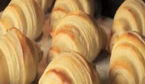 Preparare la pasta sfoglia a casa non è difficile, ci vuole solo un po' di tempo e tanto burro. Ricetta Facile Dei Croissant Sfogliati Come Renderli Perfetti