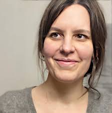 Cornelia Weber, Komplementärtherapeutin mit eidgenössischem Diplom,  Craniosacral Therapeutin, Psychologin lic. phil., Pränatal- und  Geburtstherapeutin mit Praxis in Zürich.