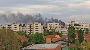 Fiamme in capannone iscriviti al canale ultime news oggi 01/06/2017 verso le ore 12 è scoppiato un grosso incendio in viale monza a milano. Incendio Tra Assago E Milano Pompieri Al Lavoro Per Spegnere Il Rogo Video E Foto