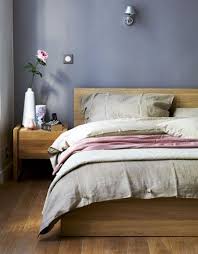 This room plays off a white backdrop against textures, recycled timbers and soft grey accessories. Wandfarbe Oak Bedroom Furniture Beautiful Bedroom Decor Bedroom Wood Floor