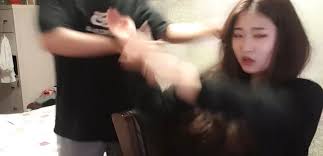 근친상간…” 여동생 머리채 잡고 강제 키스 시도한 BJ (영상) | 위키트리