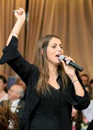 וגם לא השירה עם עינת שרוף בגנקי. 103fm ×¢×™× ×ª ×©×¨×•×£