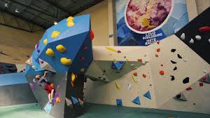Bouldering is a form of free climbing that is performed on small rock formations or artificial rock walls without the use of ropes or harnesses.while bouldering can be done without any equipment, most climbers use climbing shoes to help secure footholds, chalk to keep their hands dry and to provide a firmer grip, and bouldering mats to prevent injuries from falls. Kosmos Die Beste Boulderhalle Im Leipziger Westen