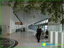 تم بناء المطار ، الذي يقع على بعد حوالي 10 كم من كوبنهاجن ، في عام 1925 في بلدية تورنبي. Ø§ÙÙØ·Ø§Ø± ÙÙ ÙÙØ¨ÙÙØ§ØºÙ ÙØ®Ø·Ø· ØµÙØ±Ø© ÙÙÙÙØ© Ø§ÙÙØµÙÙ Ø¥ÙÙ ÙØ·Ø§Ø± ÙÙØ¨ÙÙØ§Ø¬Ù