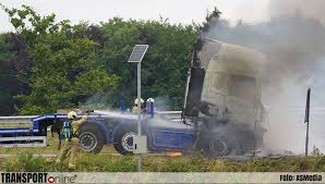 &quot;het is heel onwerkelijk allemaal.&quot. Transport Online Uitgebrande Vrachtwagen Van A28 Vliegt Opnieuw In De Brand Bij Bergingsbedrijf Foto